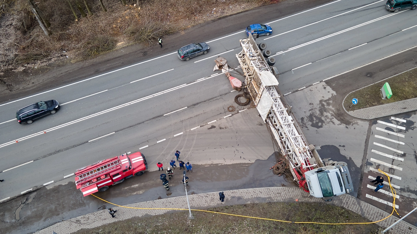 Aerial view of a truck accident situation that could benefit from a Tampa or Orlando lawyer